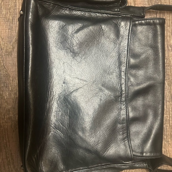 Danier MINT new as possible Black Leather Messenger/crossbody bag ultra soft - Picture 4 of 16